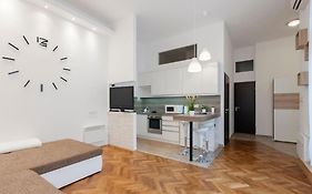 Szent Istvan Ter 4 Next To Basilica A 1 Bedroom